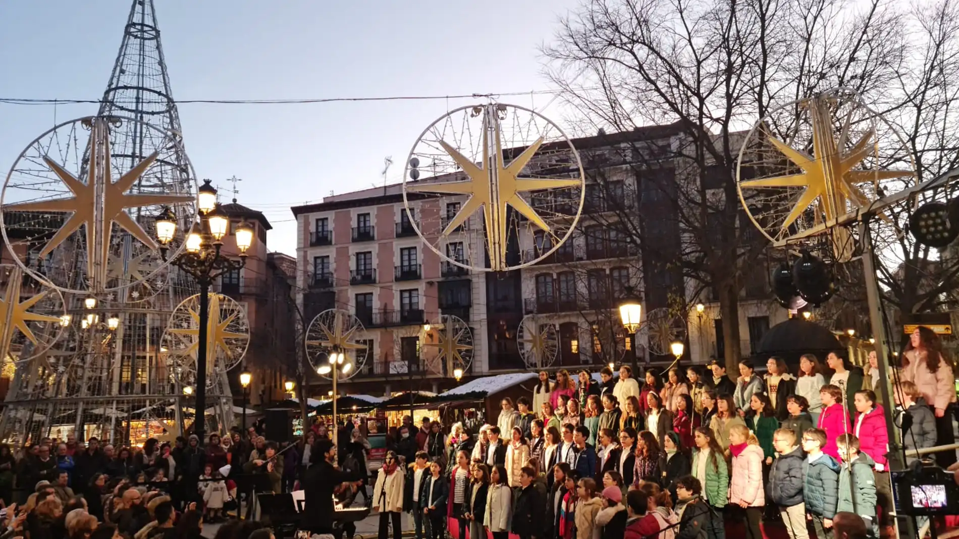 Toledo ya luce su tradicional Belén de la Plaza de Zocodover 