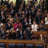 La bancada popular aplaude a su portavoz, Cuca Gamarra, tras su intervención en el Congreso de los Diputados