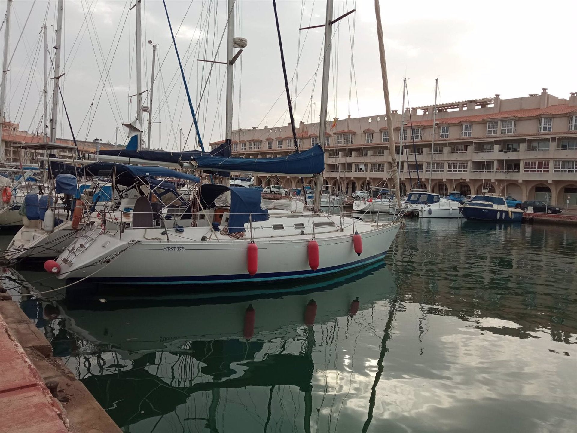 Encuentran el cadáver de un hombre en una dársena del puerto de Almerimar Encuentran el cadáver de un hombre en una dársena del puerto de Almerimar