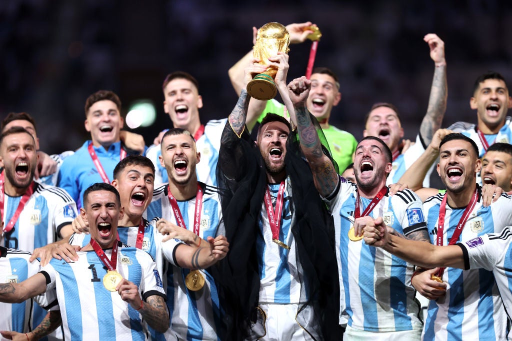 Las mejores imágenes de Messi levantando la Copa del Mundo Las mejores imágenes de Messi levantando la Copa del Mundo