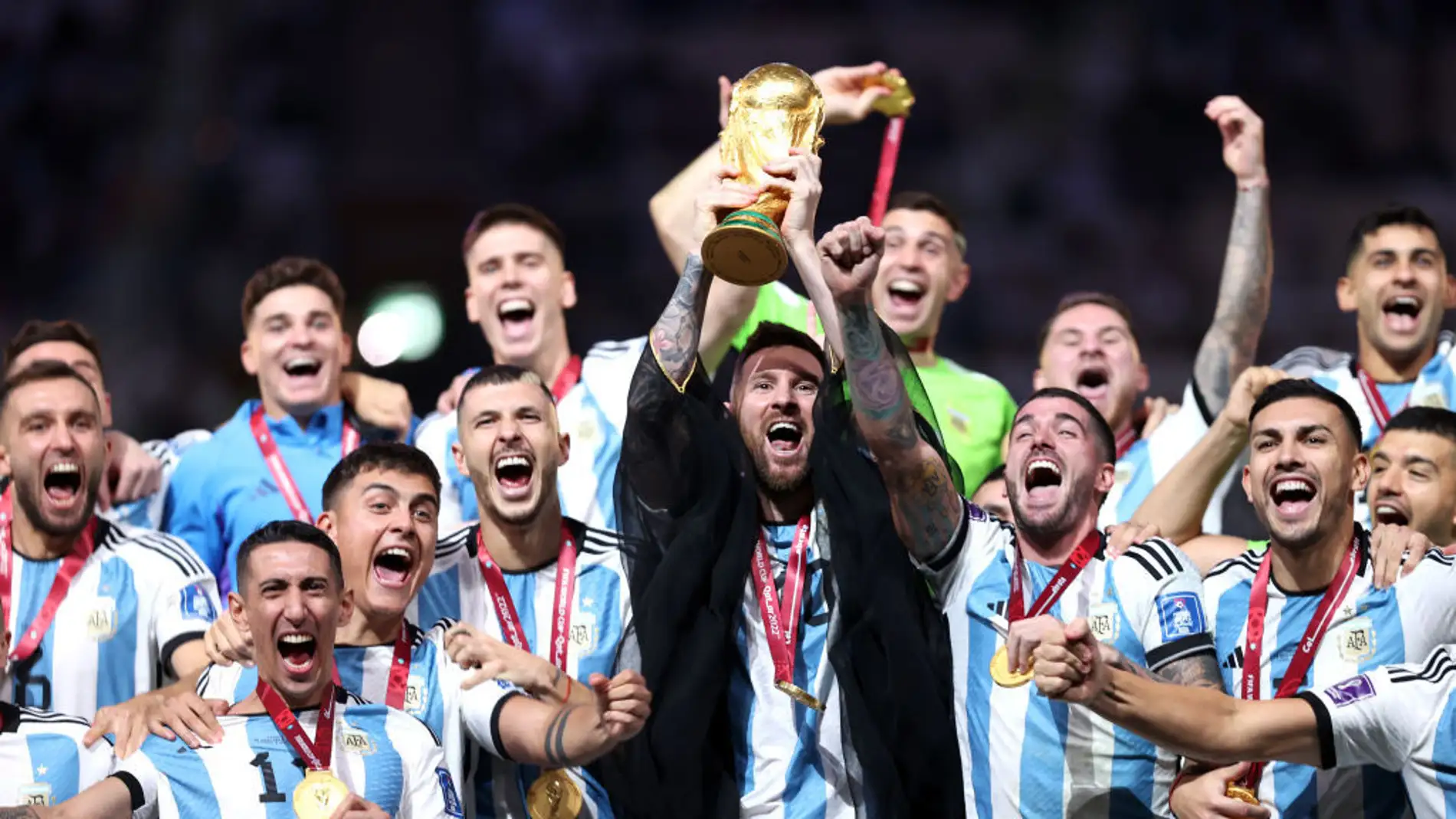 Messi levanta la Copa del Mundo