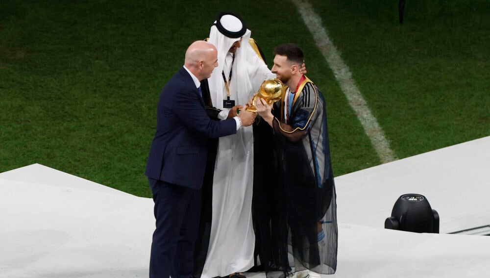 Messi recibe el trofeo de la Copa Mundial de Fútbol Qatar 2022 del presidente de la FIFA Gianni Infantino y el emir de Catar Tamim bin Hamad
