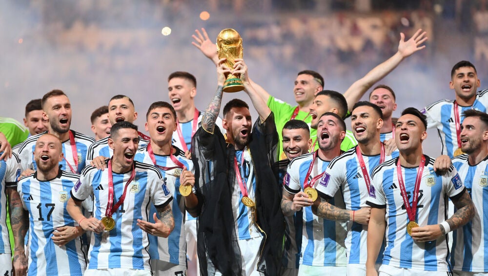 Messi levanta el trofeo de campeón del Mundo en Qatar