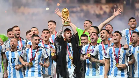 Messi levanta el trofeo de campeón del Mundo en Qatar Messi levanta el trofeo de campeón del Mundo en Qatar