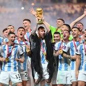 Messi levanta el trofeo de campeón del Mundo en Qatar Messi levanta el trofeo de campeón del Mundo en Qatar