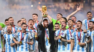 Messi levanta el trofeo de campeón del Mundo en Qatar