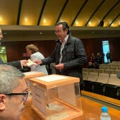 Diego García, nuevo Decano del Colegio de Abogados de Elche, ejerciendo su derecho al voto en el proceso. 
