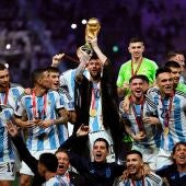 Leo Messi levanta la copa del mundo en Qatar 