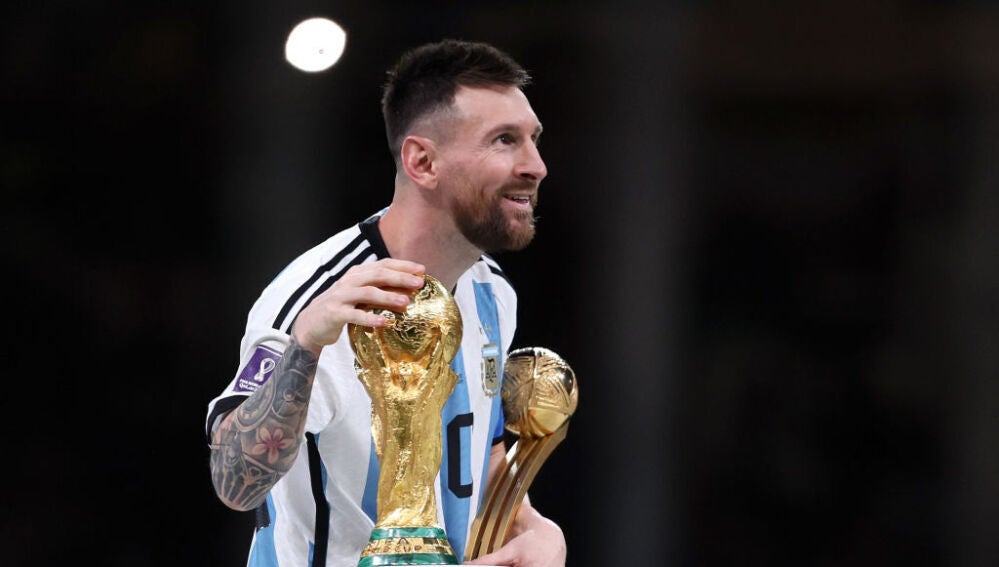 Messi acaricia la Copa del Mundo