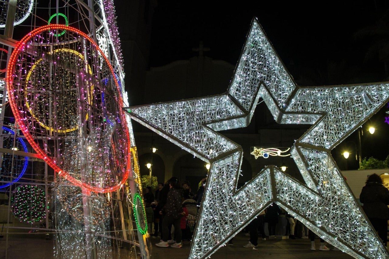 La concejal Ana María Quesada nos acerca los mercados de Navidad de la ciudad La concejal Ana María Quesada nos acerca los mercados de Navidad de la ciudad