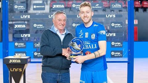 Bater&iacute;a recibiendo el Trofeo Joma Jugador Estrella