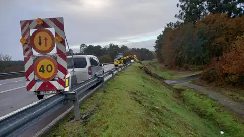 Traballos de roza e limpeza en tres en tres estradas autonómicas Traballos de roza e limpeza en tres en tres estradas autonómicas