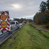 Traballos de roza e limpeza en tres en tres estradas autonómicas Traballos de roza e limpeza en tres en tres estradas autonómicas