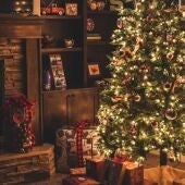 Imagen de archivo de un árbol de Navidad en una casa con decoración navideña