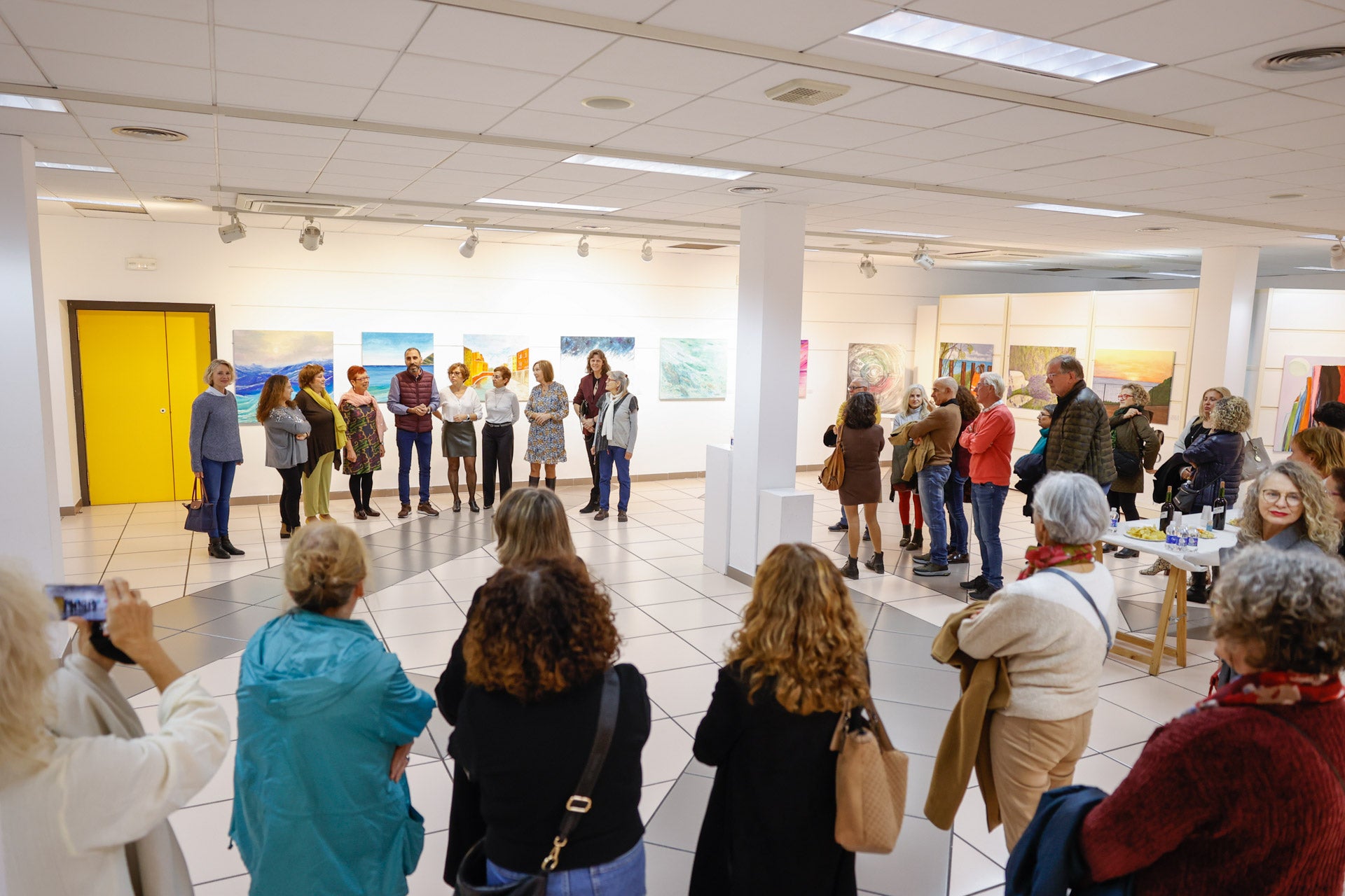 Crearte Albir expone sus pinturas en la Casa de Cultura de L'Alfàs del Pi Crearte Albir expone sus pinturas en la Casa de Cultura de L'Alfàs del Pi