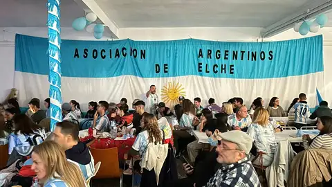 Aficionados argentinos en la sede de la asociación durante el partido Aficionados argentinos en la sede de la asociación durante el partido