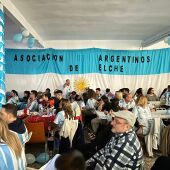 Aficionados argentinos en la sede de la asociación durante el partido