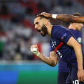 Benzema celebra un gol con la selección francesa