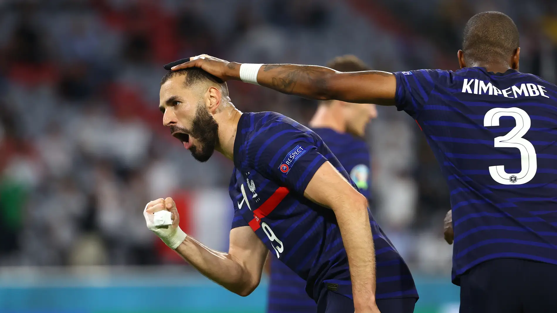 Benzema celebra un gol con la selección francesa