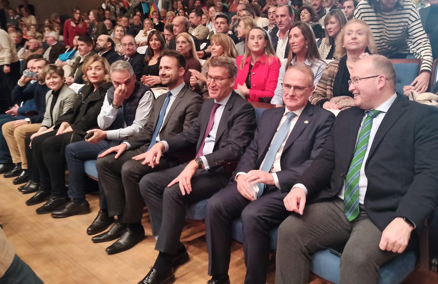 Feijóo en Oviedo: "fuera de la ley, no hay democracia" Feijóo en Oviedo: "fuera de la ley, no hay democracia"