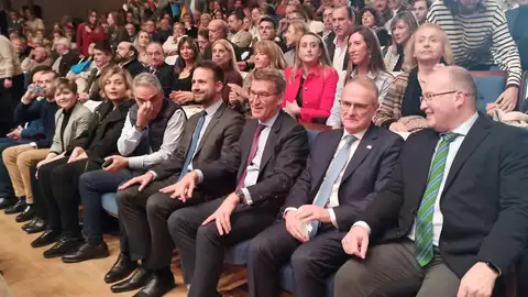 Feijóo en Oviedo: "fuera de la ley, no hay democracia" Feijóo en Oviedo: "fuera de la ley, no hay democracia"