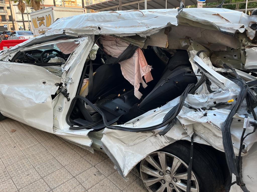 La Vall expone un coche accidentado para concienciar del consumo de alcohol La Vall expone un coche accidentado para concienciar del consumo de alcohol