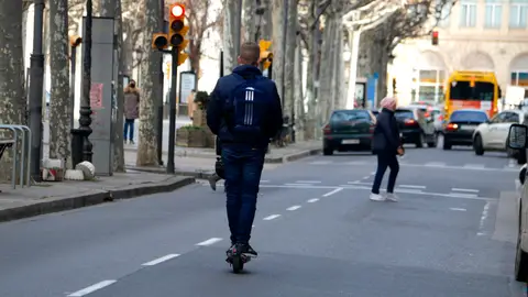 Los patinetes estarán prohibidos en los transportes públicos catalanes Los patinetes estarán prohibidos en los transportes públicos catalanes
