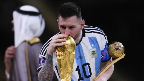 Lionel Messi besa la copa del Mundial tras lograrla Argentina frente a Francia en el Mundial de Qatar/ Gtres/ Manu Fernandez