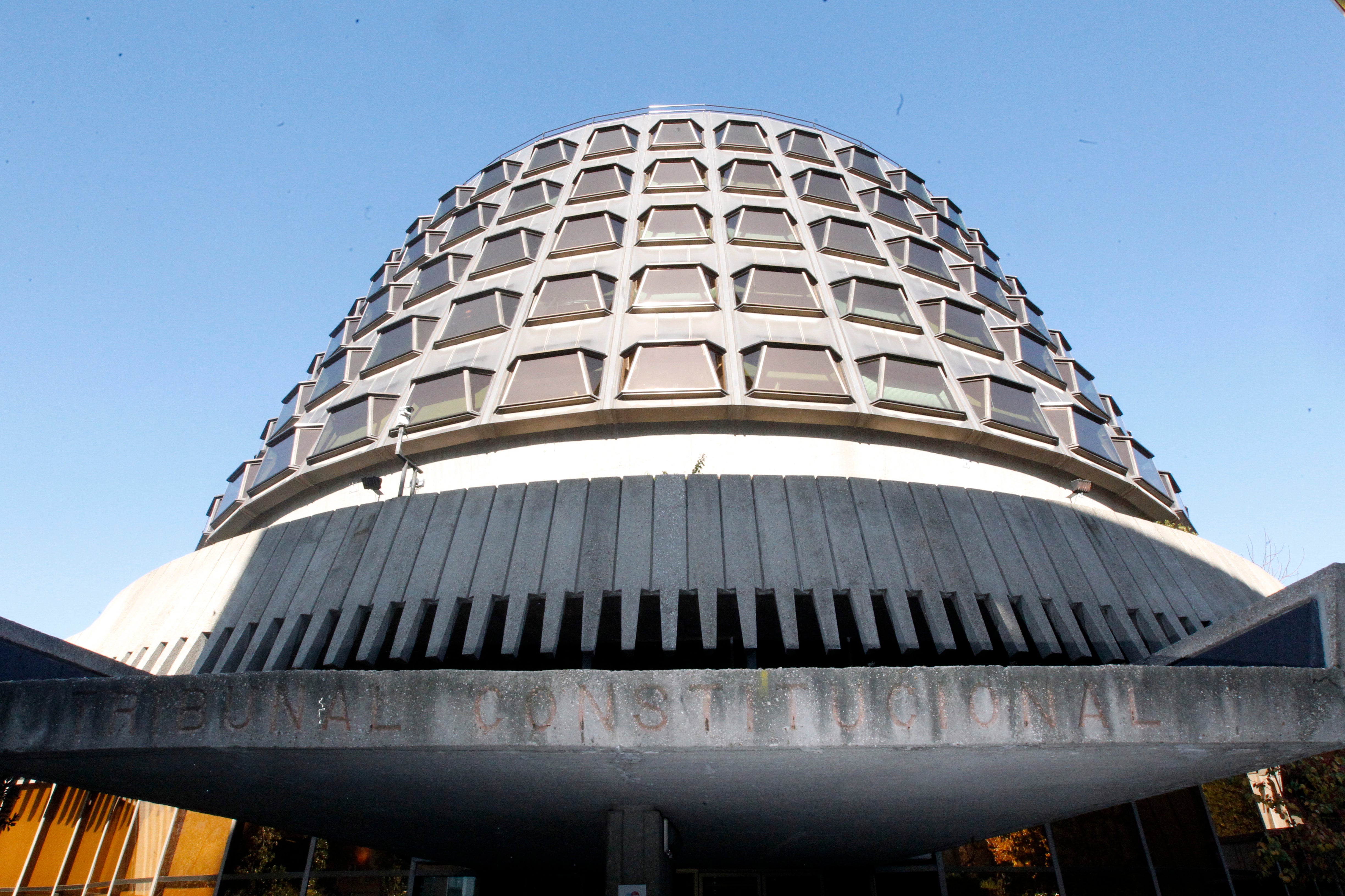 El Tribunal Constitucional paraliza el plan judicial del Gobierno por seis votos frente a cinco El Tribunal Constitucional paraliza el plan judicial del Gobierno por seis votos frente a cinco
