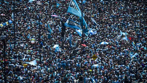 Multitudinaria celebración en Buenos Aires: los jugadores sobrevuelan el Obelisco en helicóptero Multitudinaria celebración en Buenos Aires: los jugadores sobrevuelan el Obelisco en helicóptero