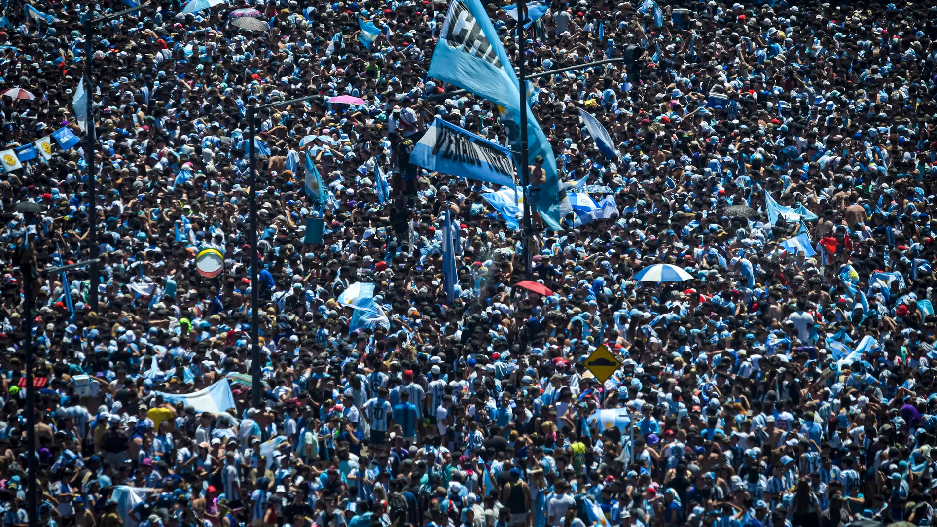 Multitudinaria celebración en Buenos Aires: los jugadores sobrevuelan el Obelisco en helicóptero