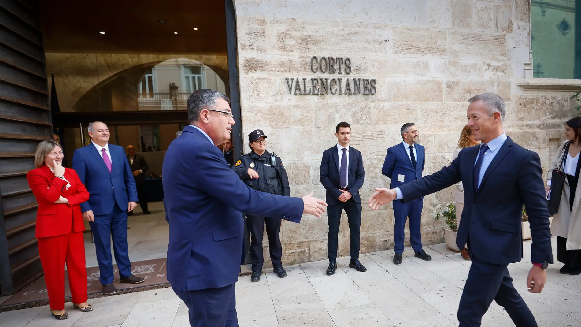 Enric Morera saluda al presidente del Senado, Ander Gil, en una visita reciente a Les Corts.