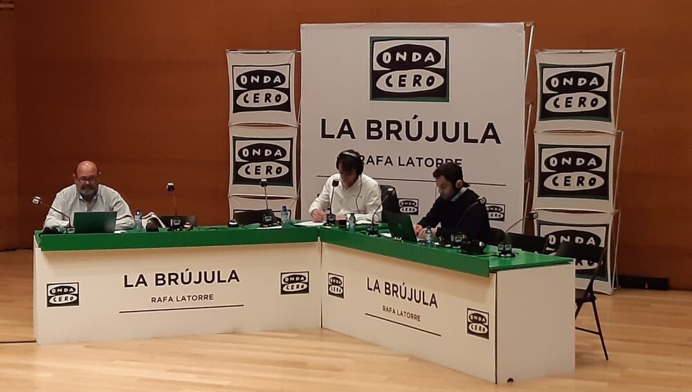 Rafa Latorre y los compañeros de La Brújula desde el ADDA en Alicante 