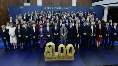 Foto de familia del acto de clausura del bicentenario de la Diputación de Alicante Foto de familia del acto de clausura del bicentenario de la Diputación de Alicante