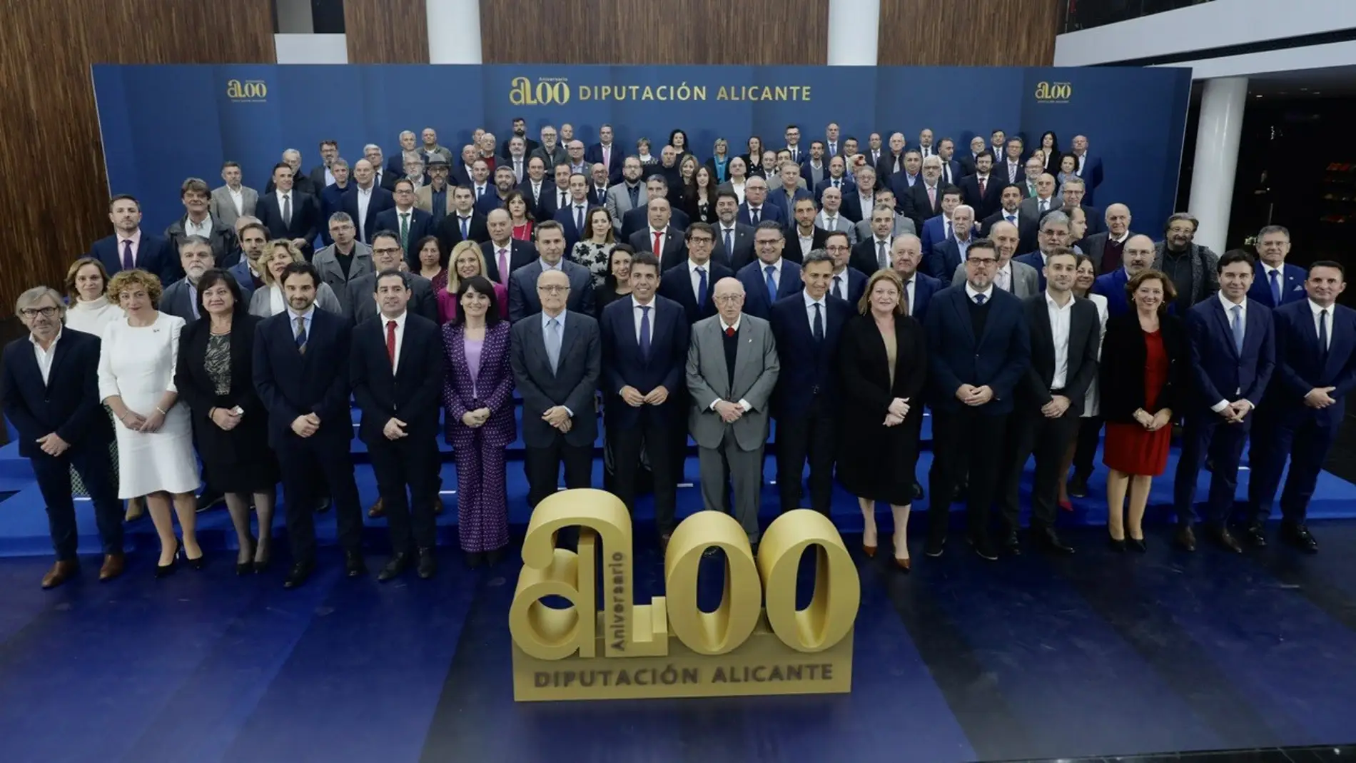 Foto de familia del acto de clausura del bicentenario de la Diputación de Alicante 