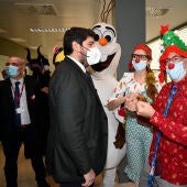 López Miras asiste a la fiesta navideña con Pupaclown para los niños hospitalizados