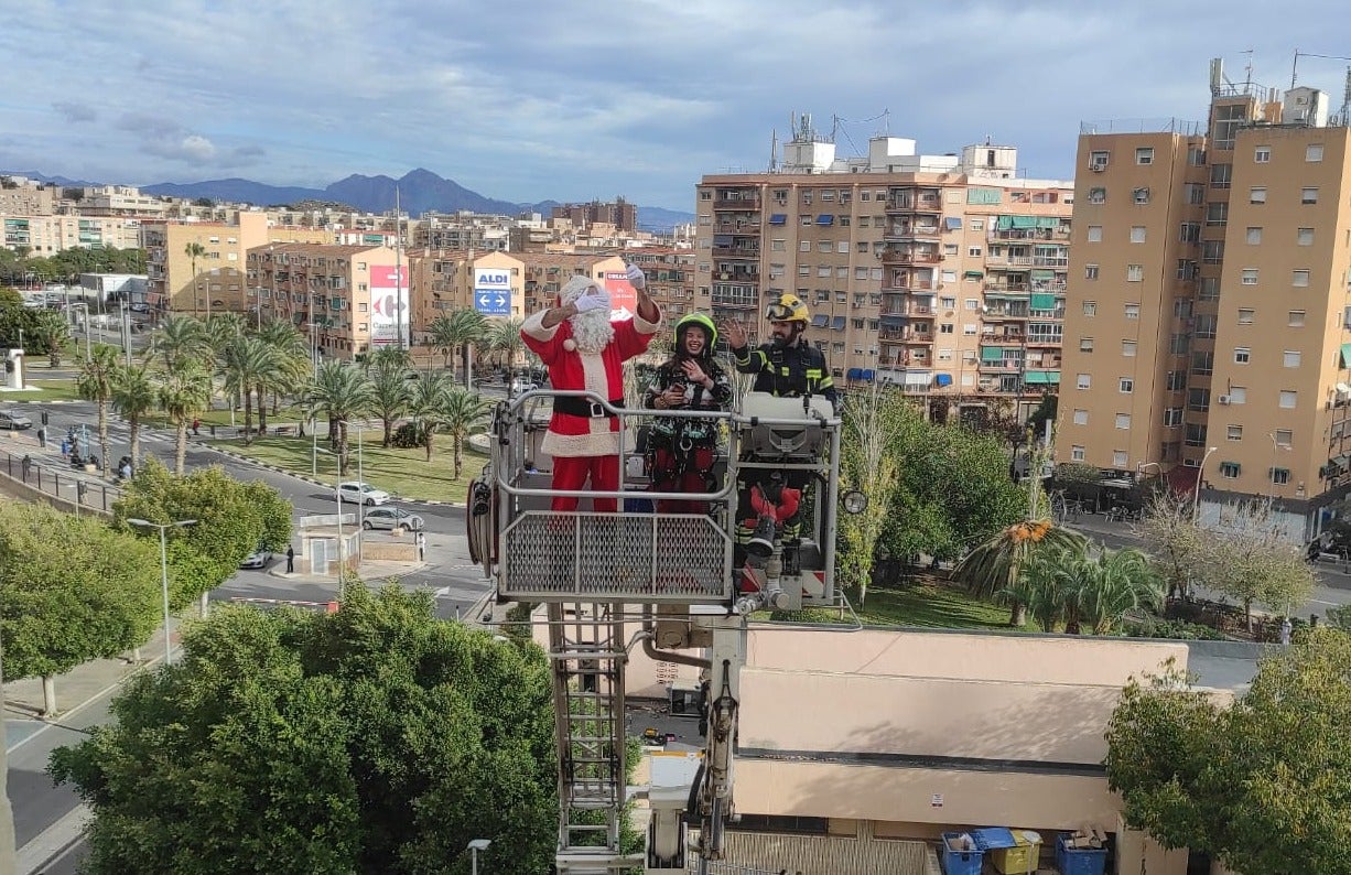 Papá Noel llega a la Unidad de Oncología pediatrica de Alicante ayudado por los bomberos del SPEIS Papá Noel llega a la Unidad de Oncología pediatrica de Alicante ayudado por los bomberos del SPEIS