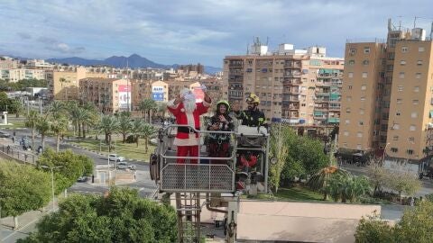 Pap&aacute; Noel llega a la Unidad de Oncolog&iacute;a pediatrica de Alicante ayudado por los bomberos del SPEIS