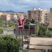 Papá Noel llega a la Unidad de Oncología pediatrica de Alicante ayudado por los bomberos del SPEIS