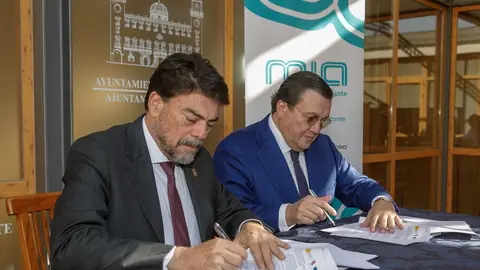 Luis Barcala y Antonio Arias firman el nuevo contrato del transporte colectivo en autobús Luis Barcala y Antonio Arias firman el nuevo contrato del transporte colectivo en autobús
