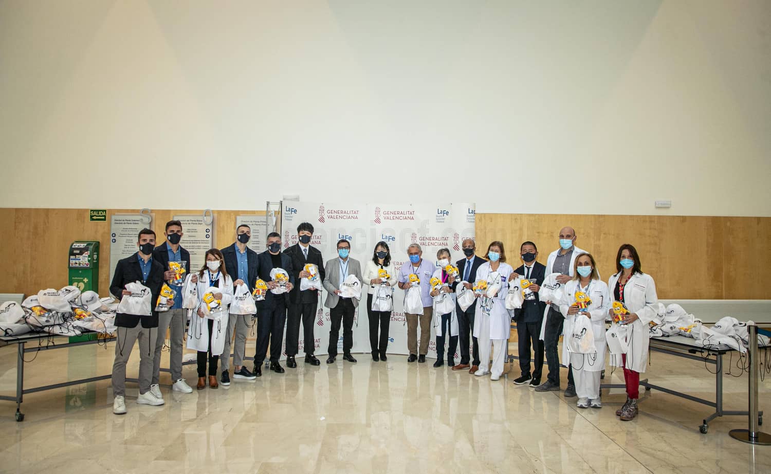 El Valencia sigue repartiendo ilusión en los hospitales valencianos El Valencia sigue repartiendo ilusión en los hospitales valencianos