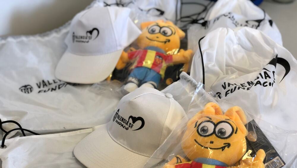El Valencia envía regalos navideños a los hospitales