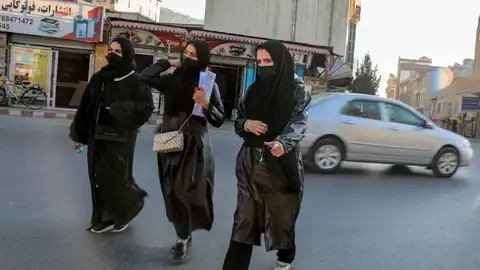 Mujeres en Afganistán El orden mundial: los talibanes prohíben a las mujeres ir a los centros educativos en Afganistán