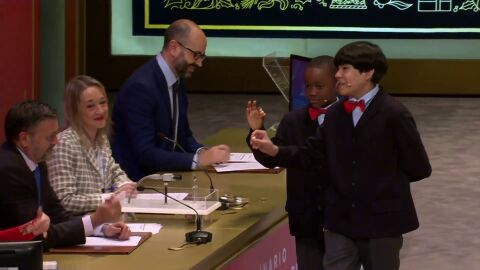 El momento viral de los niños que han cantado el &#39;Gordo&#39;: del &quot;te quiero&quot; a no poder introducir la bola en el alambre