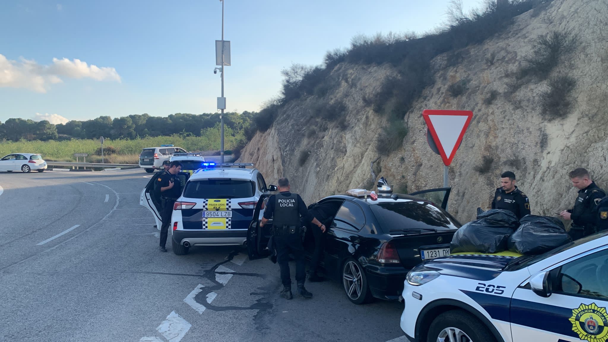 La Policía Local de Elche detiene a un presunto contrabandista de tabaco tras una persecución que terminó en la Vega Baja La Policía Local de Elche detiene a un presunto contrabandista de tabaco tras una persecución que terminó en la Vega Baja