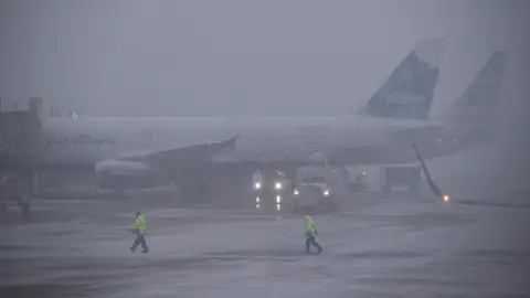 Varios trabajadores del aeropuerto asisten al despegue de un avión en Arlington, en una fotografía de archivo Varios trabajadores del aeropuerto asisten al despegue de un avión en Arlington, en una fotografía de archivo