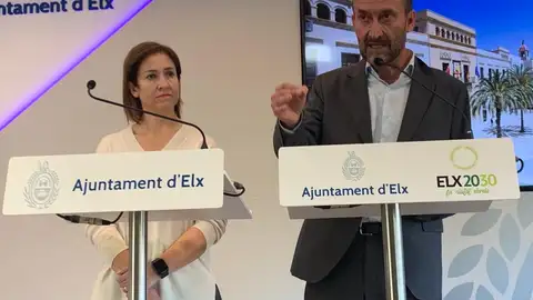 Carlos González y Ana Arabid durante la comparecencia Carlos González y Ana Arabid durante la comparecencia