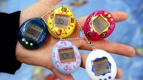 El tradicional Tamagotchi resurge como uno de los juguetes estrella de esta Navidad en Euskadi El tradicional Tamagotchi resurge como uno de los juguetes estrella de esta Navidad en Euskadi