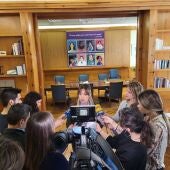 La consejera de Ciencia y Universidad, Maru Díaz, atendiendo a los medios de comunicación