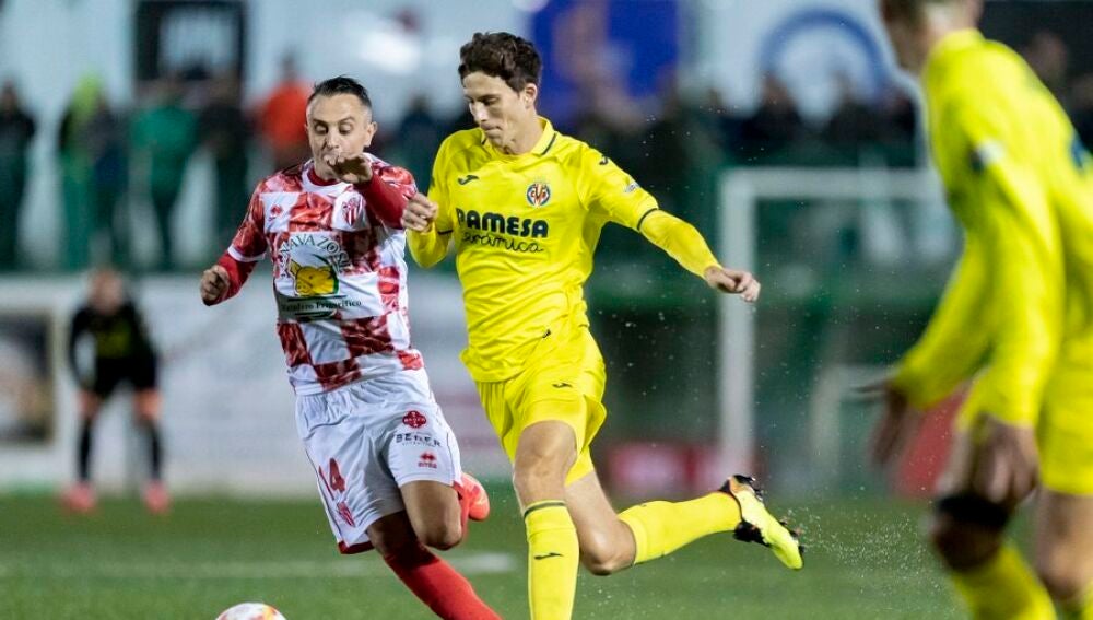 Pau Torres en acción ante el Guijuelo